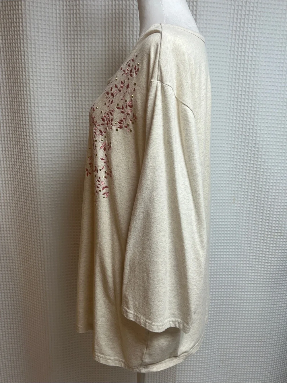 Denim&Co-2X Embroidered Cream Women's Scoop Neck Top with Pink Leaf Detail